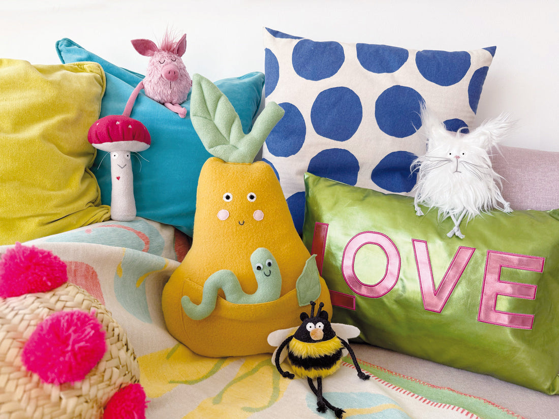 Dopamine Decor Sofaecke mit kuscheligem Birnenkissen, einem Glückspilz und Kuscheltieren