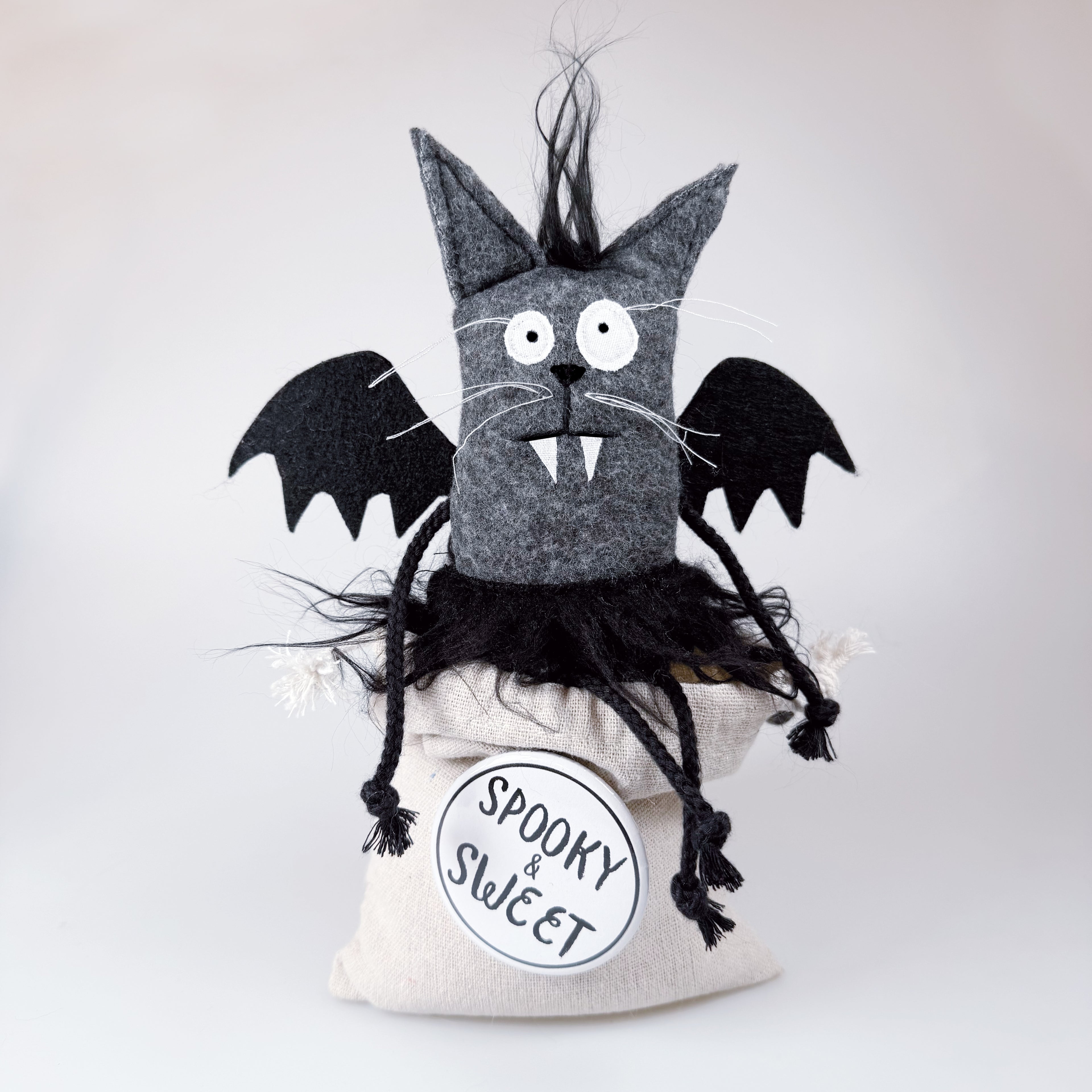 Kuscheltier Geschenk - Handgemachte Fledermaus-Katze "Graf von Mausezahn"