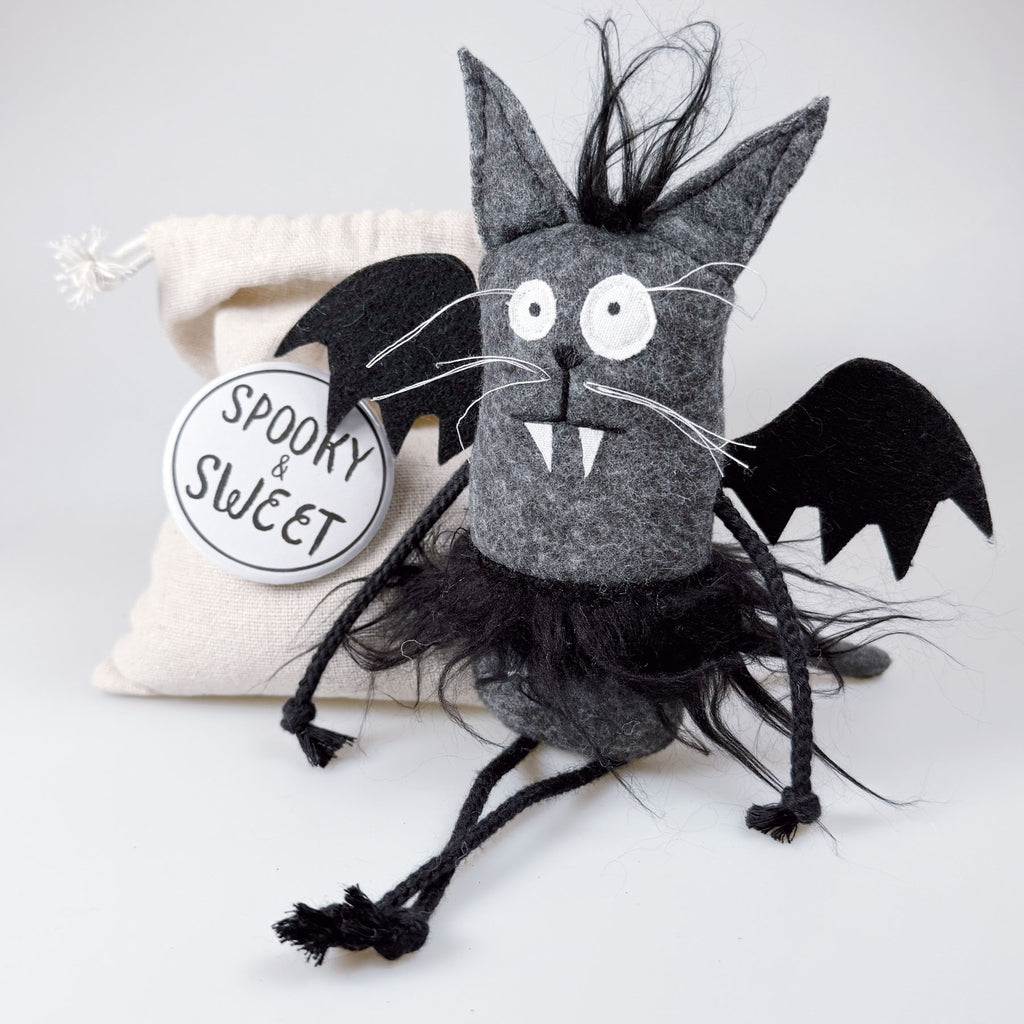 Kuscheltier Geschenk - Handgemachte Fledermaus-Katze "Graf von Mausezahn"