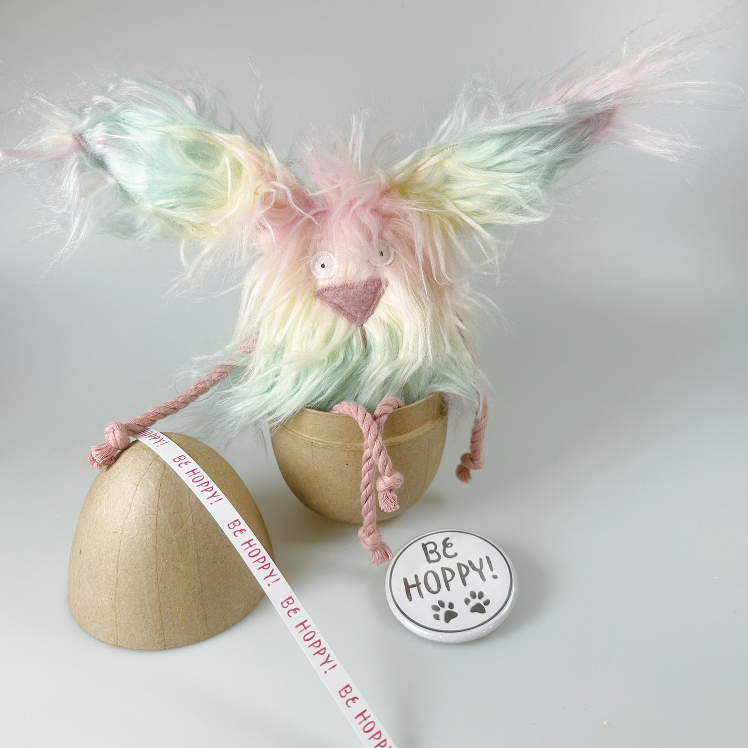 Kuscheltier, Hase im Ei „Ruby Rainbow“