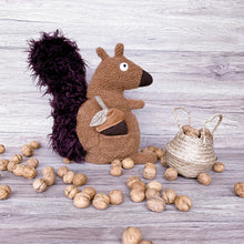 Laden Sie das Bild in den Galerie-Viewer, Eichhörnchen „Nuts“