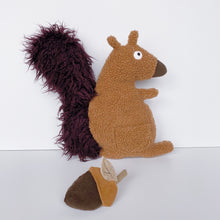 Laden Sie das Bild in den Galerie-Viewer, Eichhörnchen „Nuts“