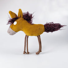 Laden Sie das Bild in den Galerie-Viewer, Kuscheltier Pony im Sack „Findus“