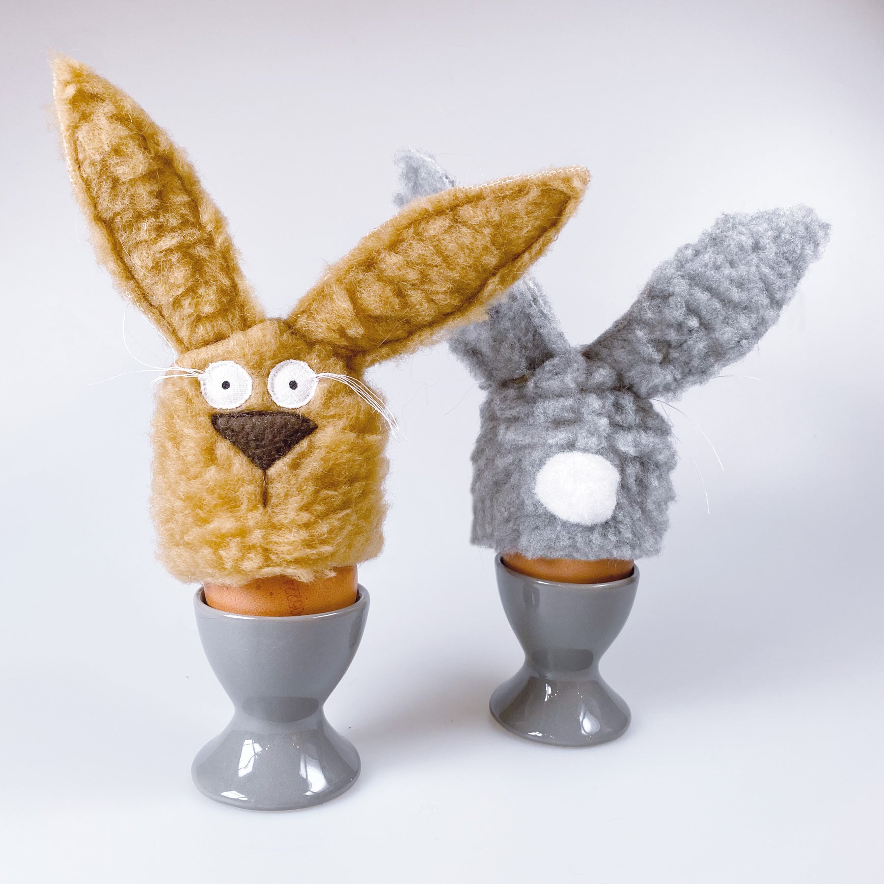Osterhasen „Jesper“ und "Jotte", die Eierwärmer