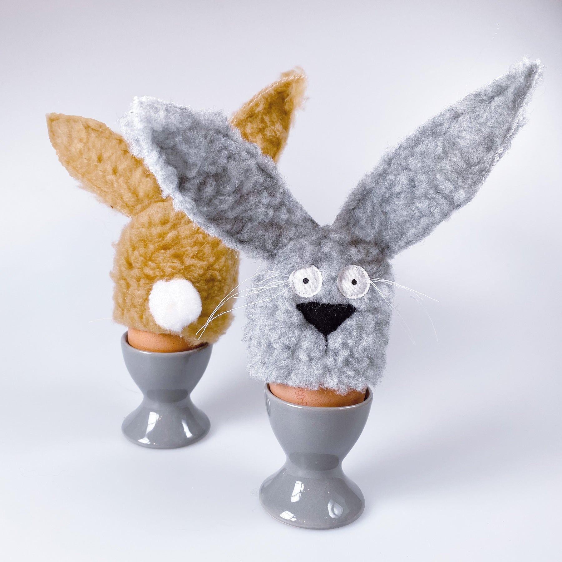 Osterhasen „Jesper“ und "Jotte", die Eierwärmer
