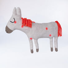 Laden Sie das Bild in den Galerie-Viewer, Kuscheltier Pferd „Pferdinand“