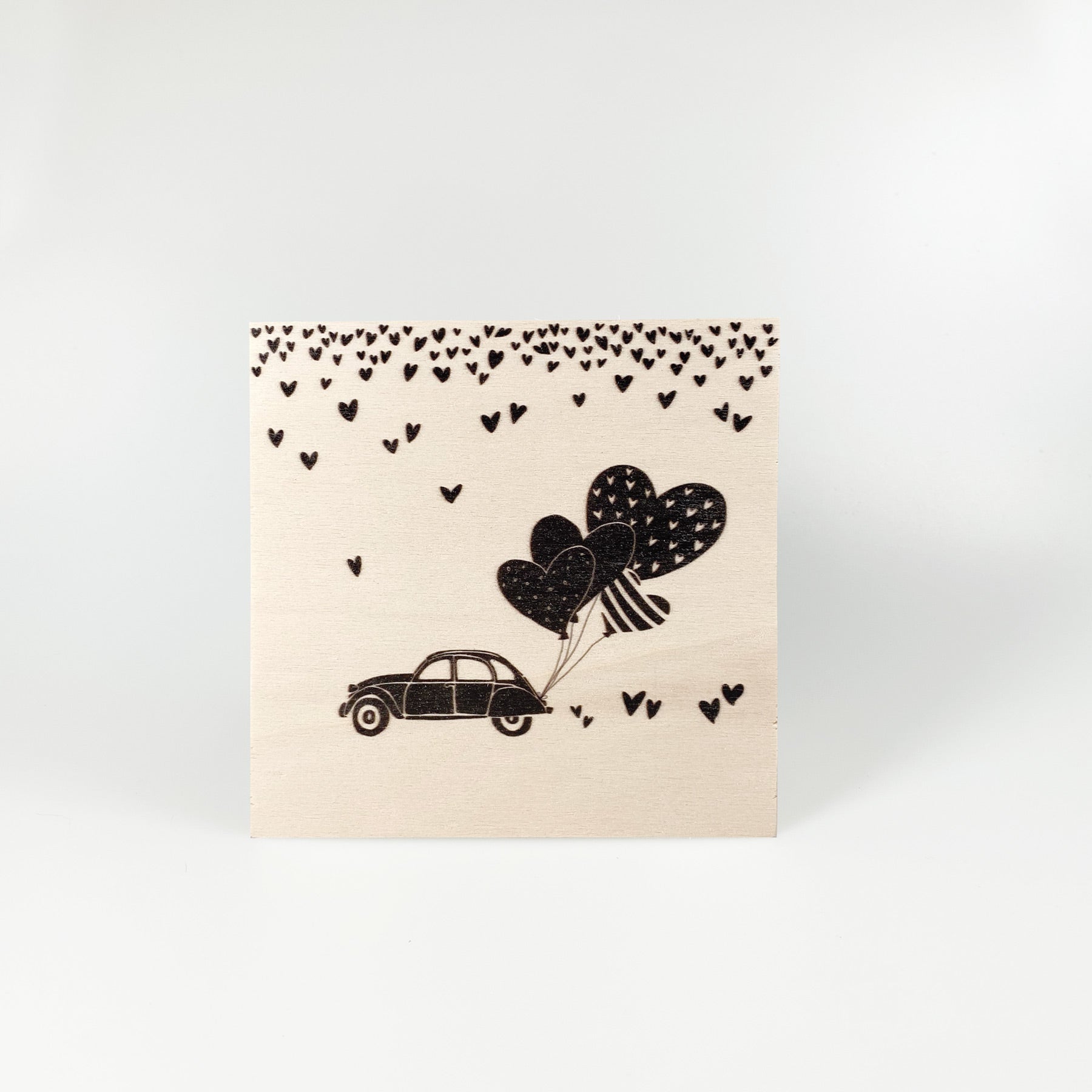 Individuelle Holzpostkarte mit Design “Auto mit Herzballons“