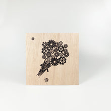 Laden Sie das Bild in den Galerie-Viewer, Holzpostkarte “Blumenstrauß“