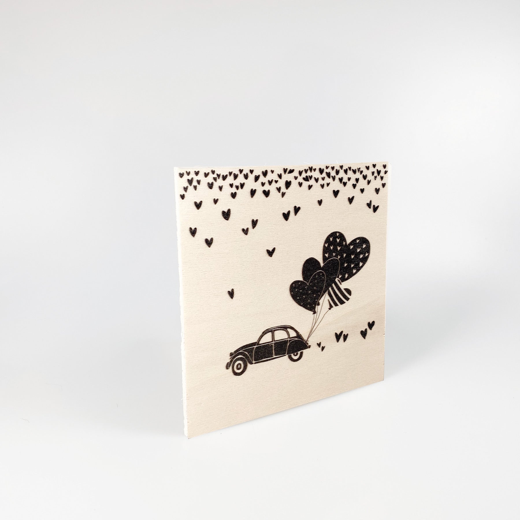 Individuelle Holzpostkarte mit Design “Auto mit Herzballons“